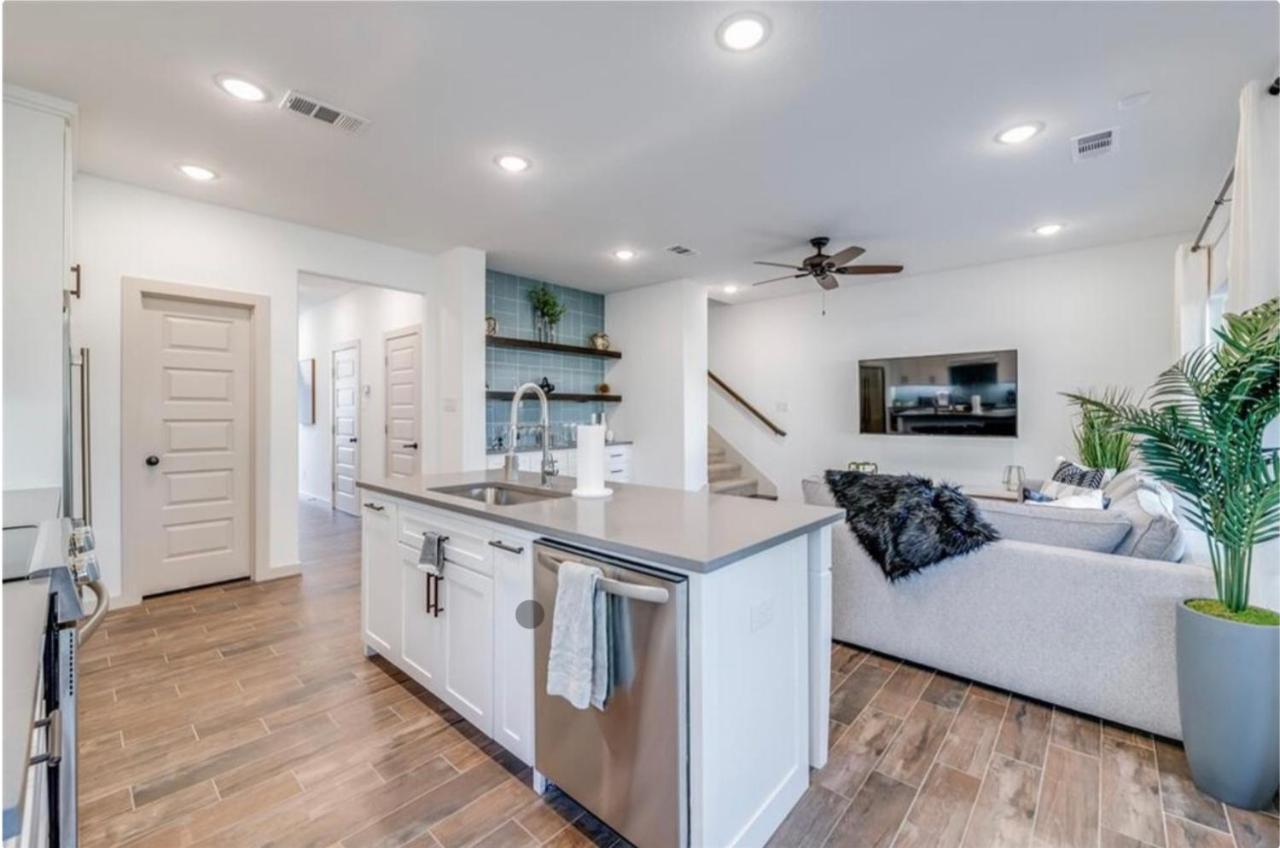 Stylish Townhome Near At&T Stadium, Globe Life, Six Flags & More 阿林顿 外观 照片